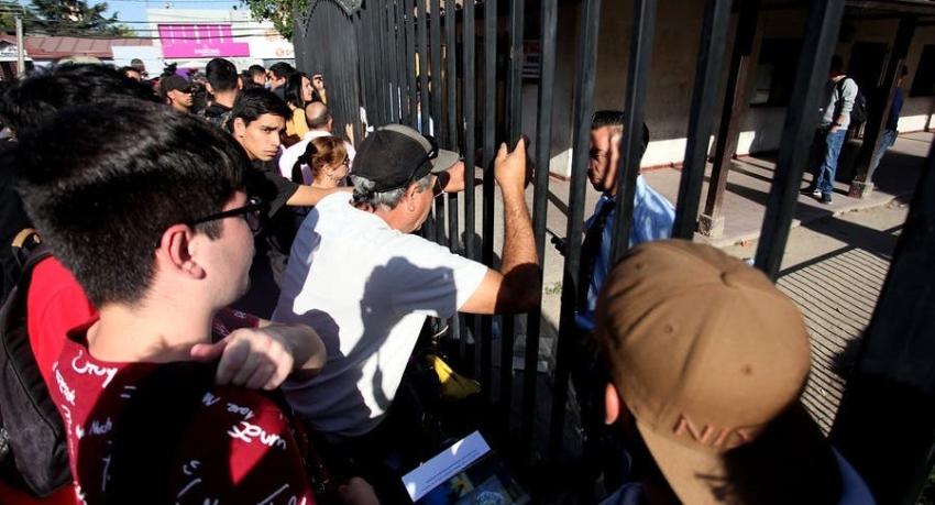 Jóvenes irrumpen en cantón de Puente Alto en medio de esperas para eximirse del Servicio Militar