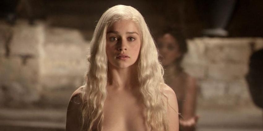 Emilia Clarke revela que "iba a llorar al baño" por sus escenas con desnudos en "Game of thrones"