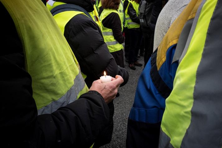 Chalecos amarillos: comienza juicio contra policía francés que lanzó adoquín a manifestante
