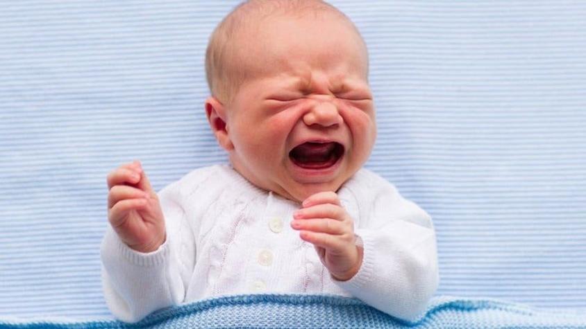 Por qué dejar llorar a tu bebé para que aprenda a dormir puede no ser una buena idea