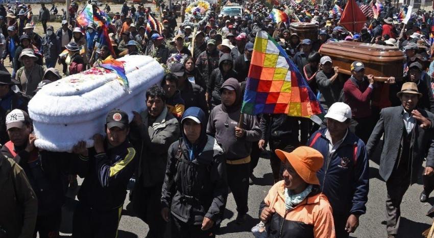 Partidarios de Evo Morales protestan con carrozas fúnebres por la muerte de ocho indígenas