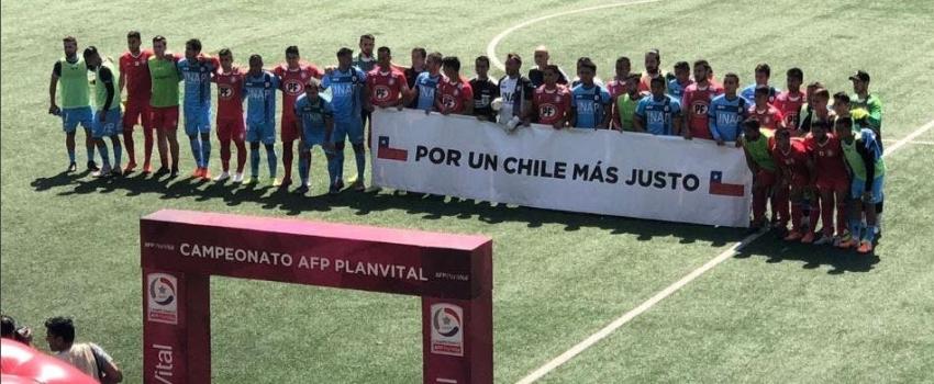 Con lienzo e interrupción en pleno partido: Así volvió el fútbol chileno