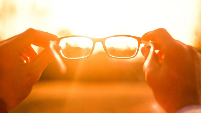 Por qué 2500 millones de personas no tienen gafas, un invento del siglo XIII que mejoraría sus vidas