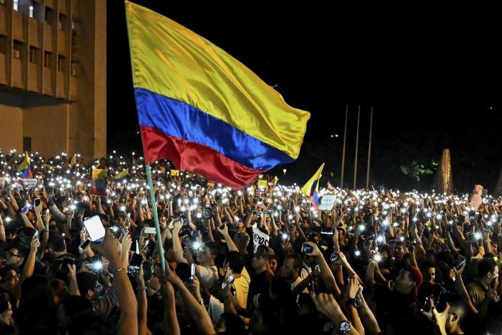 Presidente de Colombia inicia "diálogo social" luego de protestas en su contra