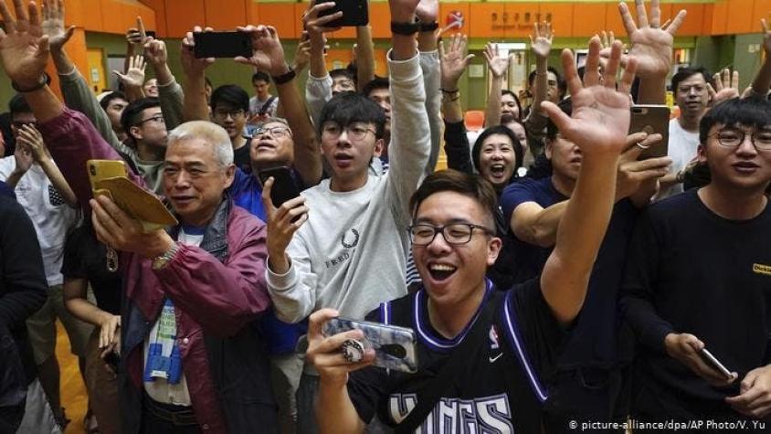 Oposición arrasa en elecciones locales en Hong Kong