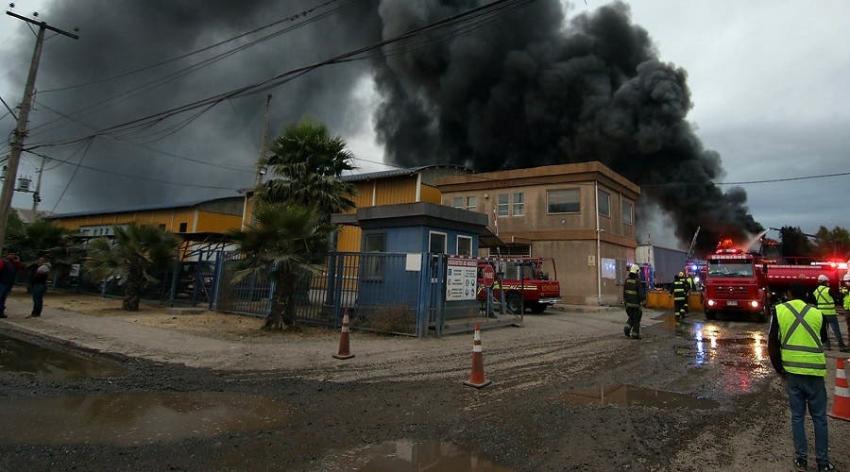 Colina y Lampa suspenden sus clases por gran incendio en fábrica de productos químicos