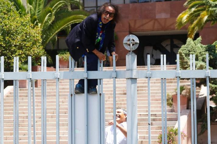 [VIDEO] Diputado Florcita Alarcón salta reja del Congreso que estaba cerrada por manifestaciones