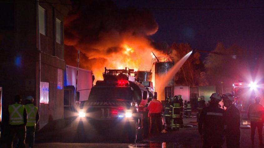 [VIDEO] Fuertes explosiones en incendio en planta química de Lampa