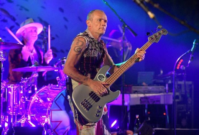 "Dejen que la gente de Chile hable": bajista de Red Hot Chili Peppers se refiere al estallido social
