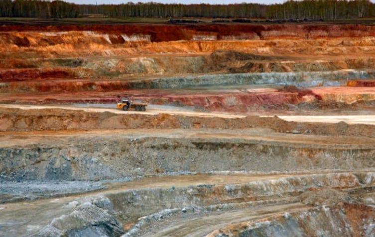 Multimillonario instala mina de cobre en R.D. del Congo y envía su "pésame" a Chile