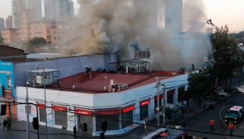 Incendio de gran intensidad afecta dos locales de telas y plástico en Independencia