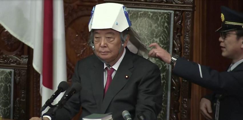 Simulacro de terremoto en Parlamento de Tokio incluye estos curiosos cascos plegables