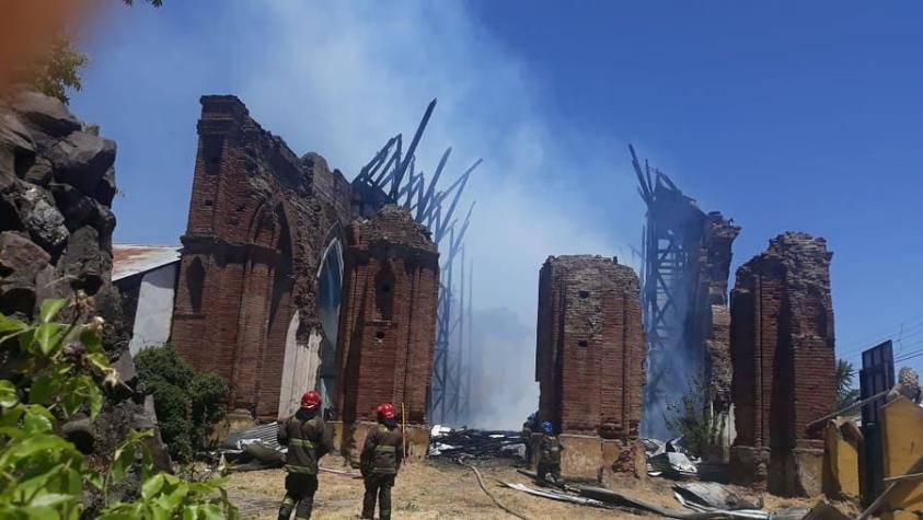 Incendio consume la histórica Iglesia San Francisco de Curicó