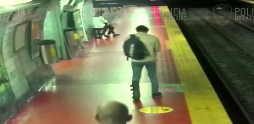 [VIDEO] Hombre cae a las vías del Metro por caminar mirando el celular en Argentina