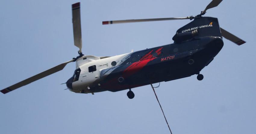 Hace el trabajo de 10 helicópteros: Así es Chinook, la aeronave que combate incendios en Chile