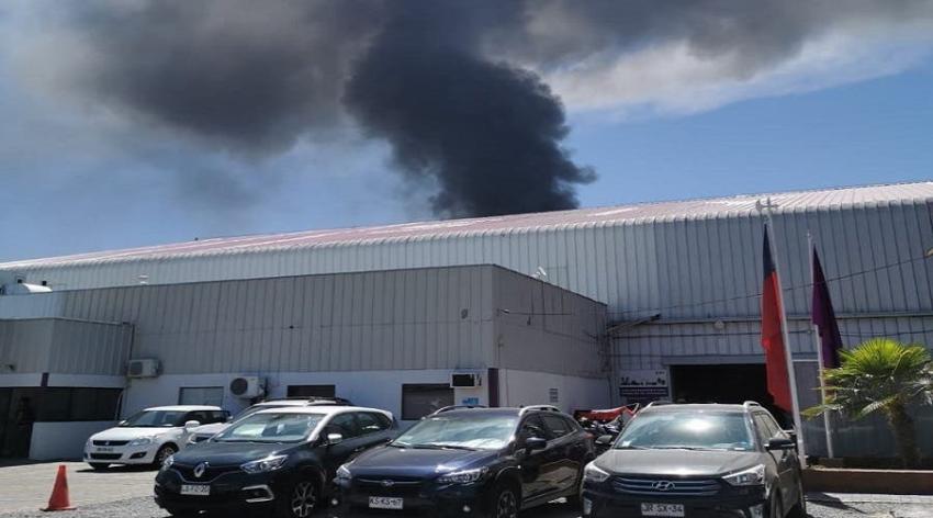 Incendio de gran intensidad se registra en las cercanías del aeropuerto de Santiago
