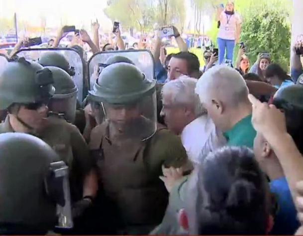 [VIDEO] Intentan agredir a ministro Mañalich en Hospital Padre Hurtado: FFEE tuvo que escoltarlo