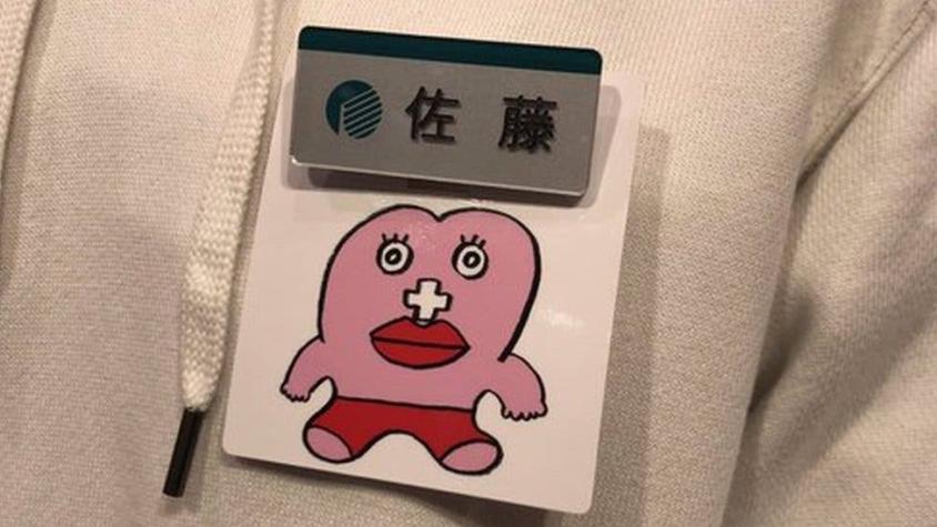 Menstruación: polémica en una tienda japonesa por usar distintivos para empleadas menstruando