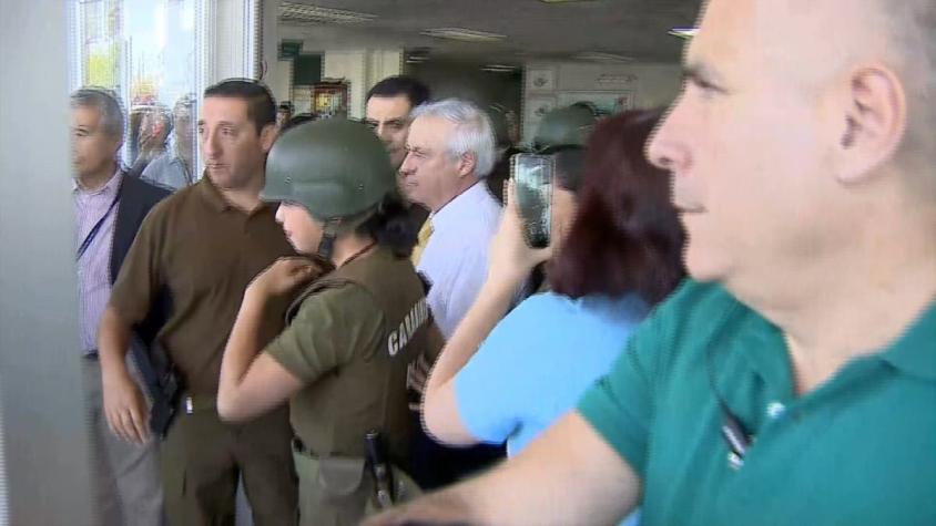 [VIDEO] Agreden a ministro Mañalich tras visitar Hospital Padre Hurtado
