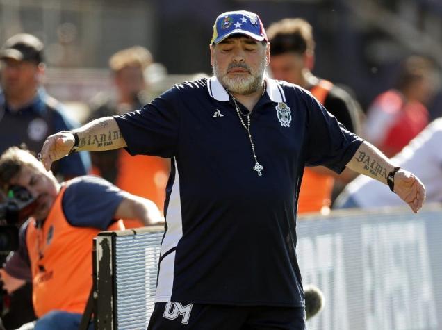 Maradona, enojado con el árbitro tras un grueso error: "Ve menos que Andrea Bocelli"