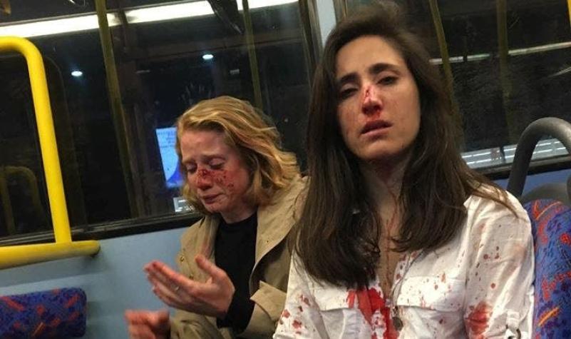 [VIDEO] Policía revela registro de brutal agresión lesbofóbica a dos mujeres en autobús en Londres