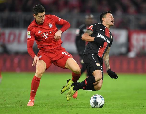 Charles Aránguiz sale lesionado en gran triunfo del Leverkusen ante el Bayern Munich