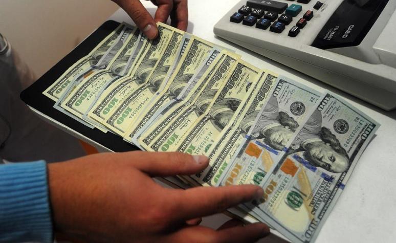 Dólar logró bajar del piso de los $ 770 apoyado por los emergentes