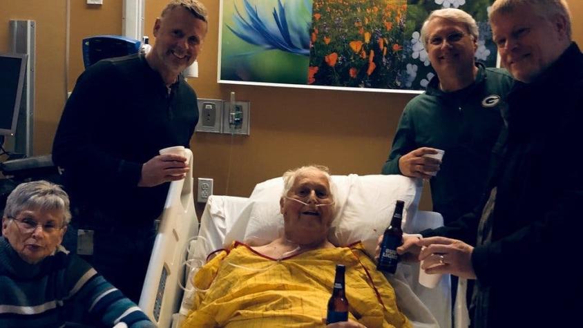 Lo que todos podemos aprender de la foto de un hombre en el hospital con una cerveza antes de morir