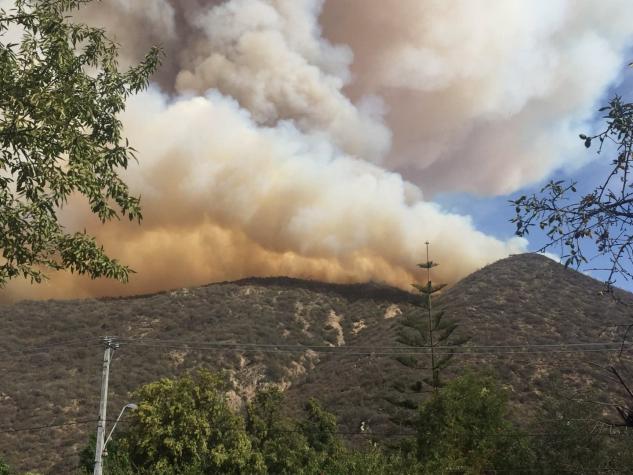 [FOTOS] Incendio forestal en el Cajón del Maipo es divisado desde distintos puntos de Santiago