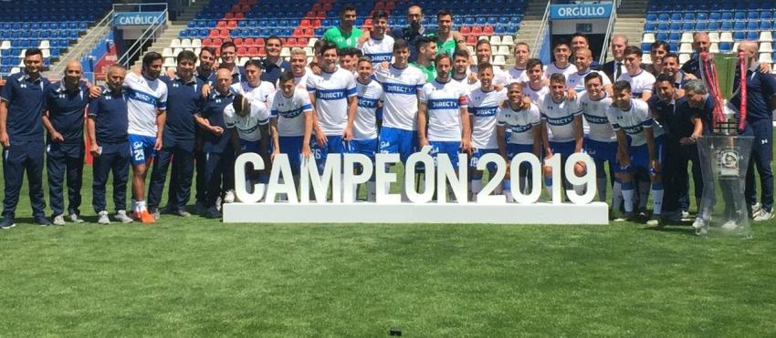 Con cánticos y una íntima celebración la UC recibe su copa como bicampeón del fútbol chileno