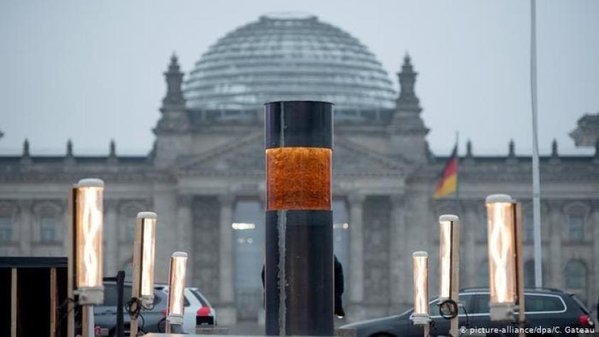 Berlín: instalan monumento con "cenizas de víctimas del Holocausto"