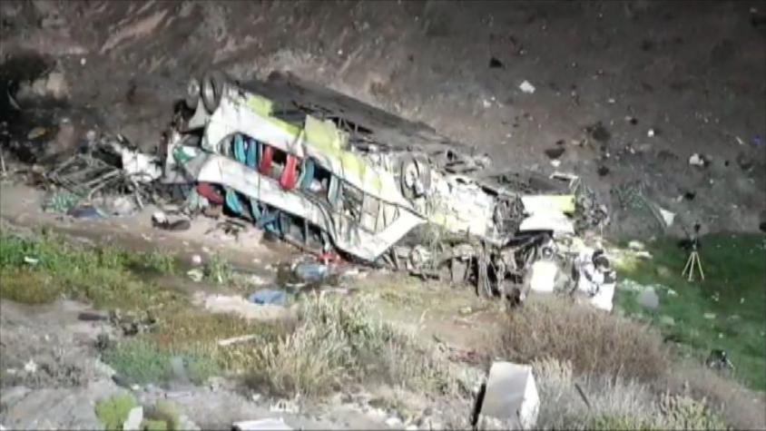 [VIDEO] Desbarrancamiento de bus deja 21 muertos en Tal Tal