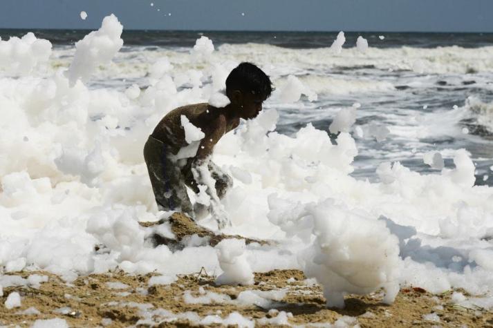 Espuma tóxica causa peligro de contaminación en playa de India