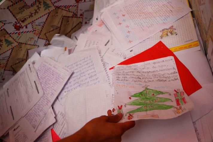 Navidad: Correos de Chile inicia campaña para apadrinar cartas al "Viejito Pascuero"