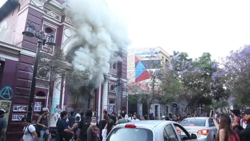 [VIDEO] El incendio que destruyó la iglesia de la Vera Cruz en el Barrio Lastarria