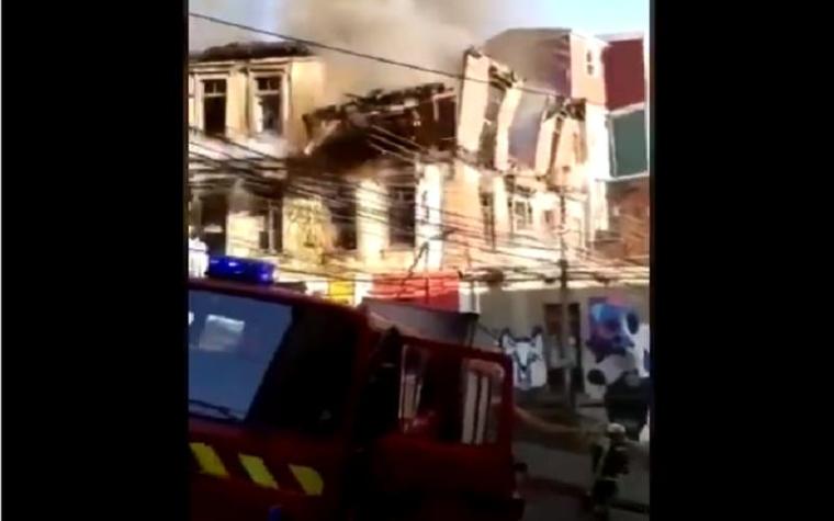 Incendio afectó casona antigua en el cerro Bellavista de Valparaíso