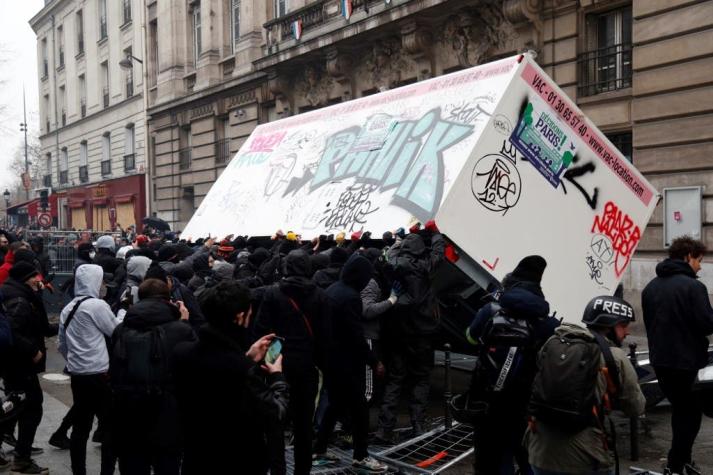Decenas de detenidos en Francia en medio de protestas contra la reforma de pensiones