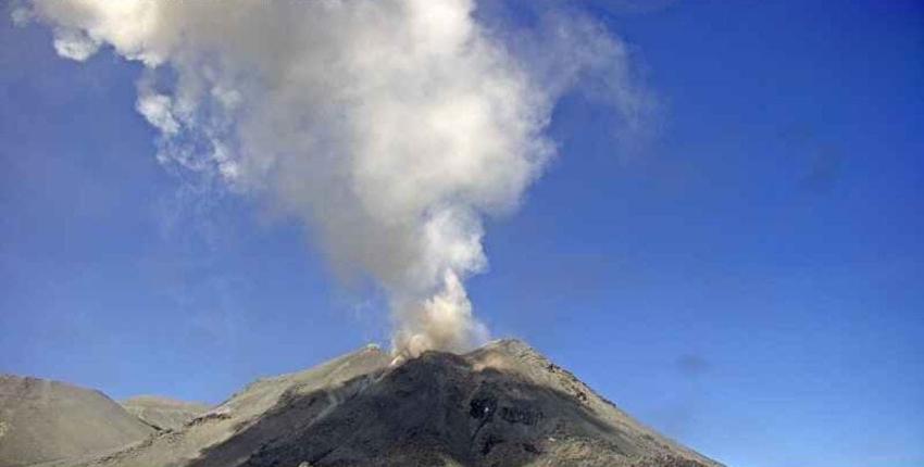 Gran columna de humo emanó desde el volcán Nevados de Chillán