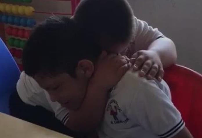 Amistad pura: El increíble gesto de un niño para calmar a su compañero con autismo
