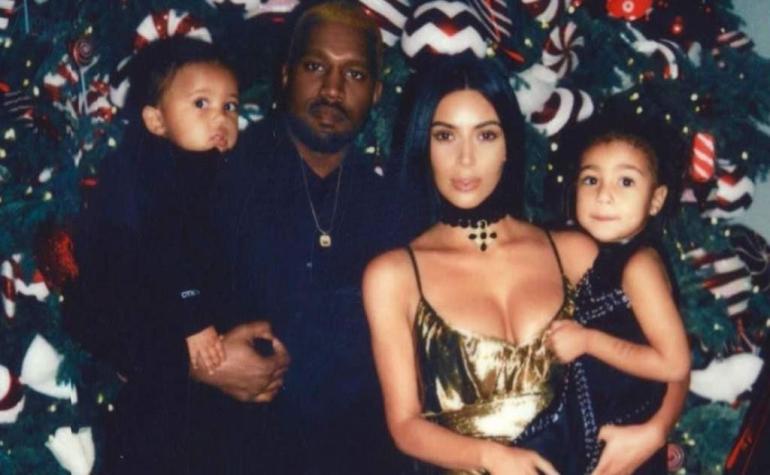 Kim Kardashian reveló la extraña, insólita y muy blanca decoración navideña que usó en su casa
