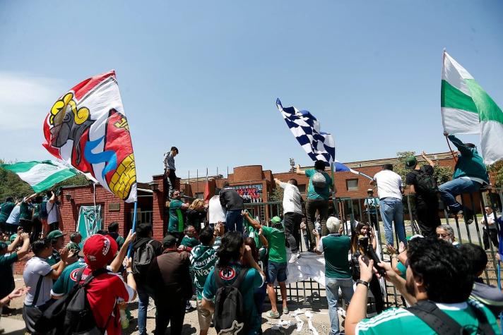 Hinchadas de tres equipos protestaron frente a la ANFP por el tema de los ascensos