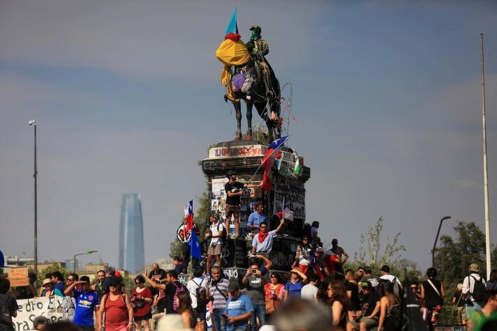 A 50 días del estallido social manifestantes llegan a Plaza Italia en nueva jornada de protestas