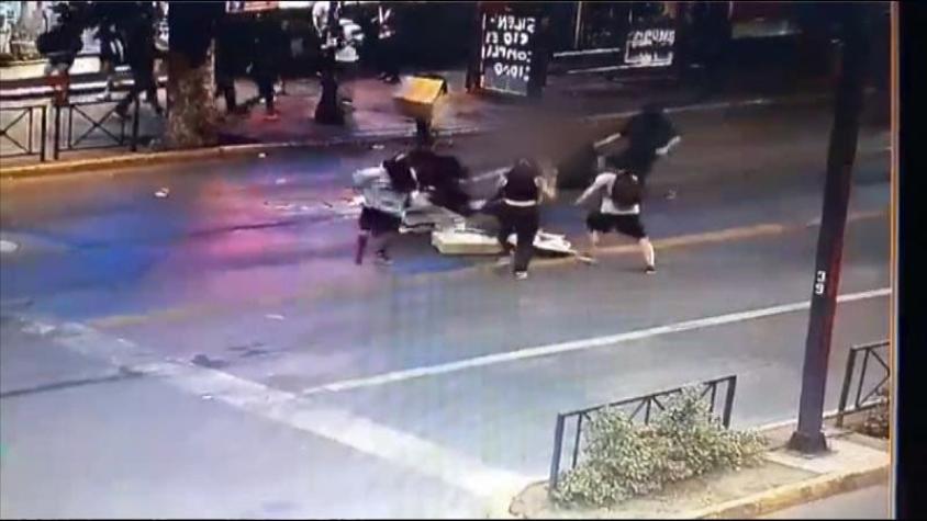 Hombre recibe patada en la cara tras pelear con encapuchados que intentaban iniciar una barricada