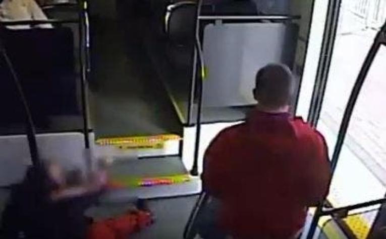 [VIDEO] Hombre es buscado por intentar robarle la silla de ruedas a una mujer en el metro en EE.UU