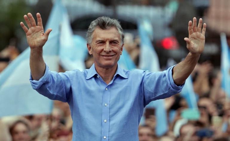 Miles de seguidores despiden a Mauricio Macri pese a la crisis de Argentina