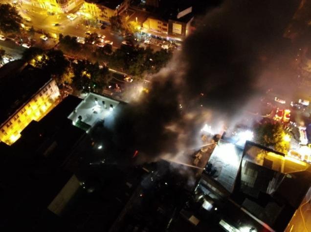 [VIDEO] Ocho locales comerciales destruidos por un incendio en el centro de Santiago
