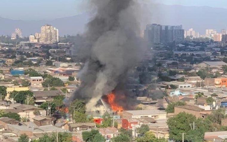 [VIDEOS] Incendio afecta a empresa de maderas y molduras en Santiago