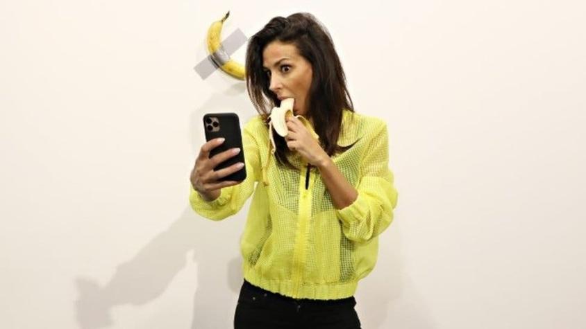 El artista que se comió un plátano de US$120.000 expuesto en el Art Basel de Miami