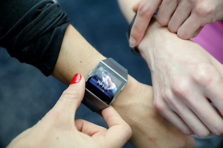 Una mujer descubre que su novio la engaña gracias a una pulsera Fitbit y lo  cuenta todo en las redes sociales