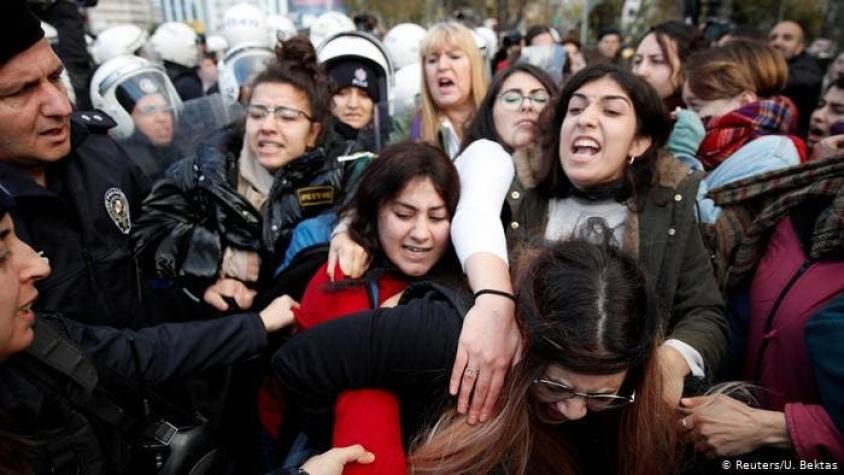 Policía de Estambul dispersa una protesta que cantaba el himno feminista de "LasTesis"